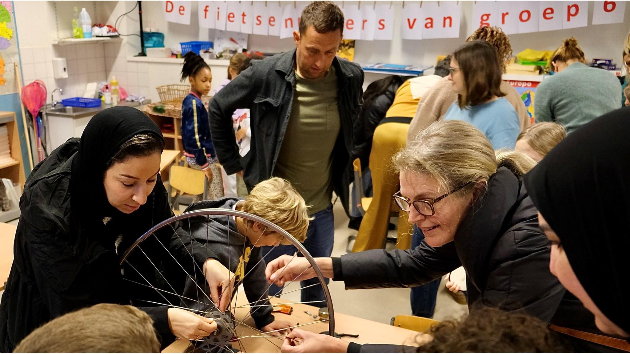 Kinderen en ouders zijn actief betrokken bij een creatief project in klaslokaal van De Zuiderzee in Amsterdam. Kinderen en ouders zijn actief betrokken bij een creatief project in klaslokaal van De Zuiderzee in Amsterdam.