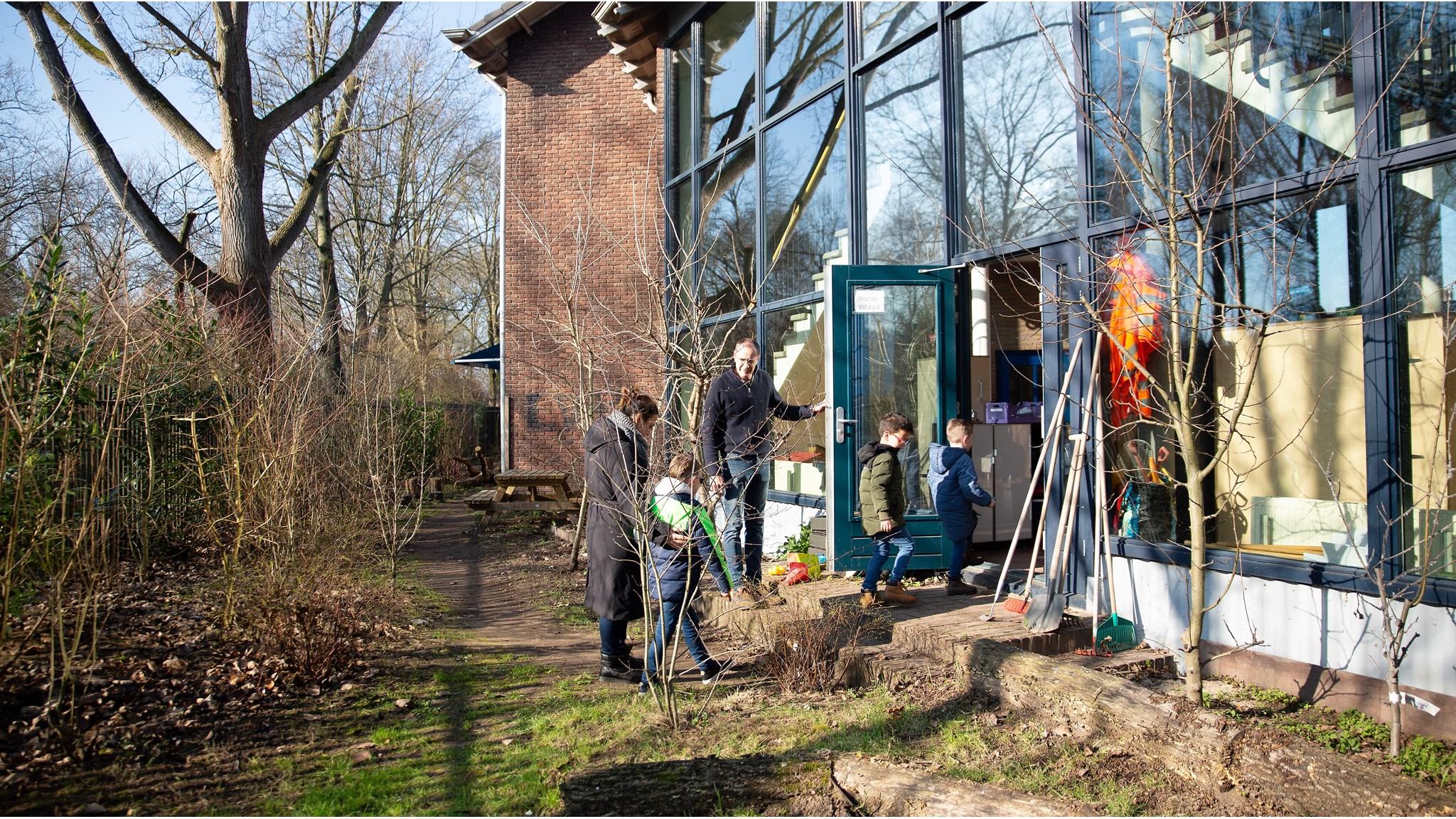 Kinderen en volwassenen bij de ingang van SBO De Toekomst in Dordrecht, met een schoolplein op de achtergrond. Kinderen en volwassenen bij de ingang van SBO De Toekomst in Dordrecht, met een schoolplein op de achtergrond.