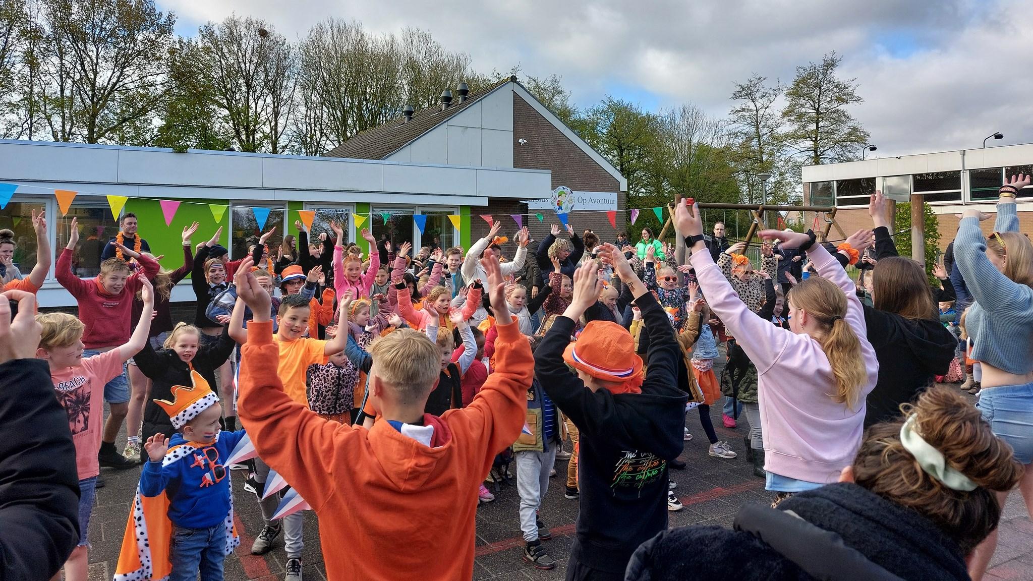 Kinderen en volwassenen vieren feest op het schoolplein van Basisschool Op Avontuur in Kolhorn. Kinderen en volwassenen vieren feest op het schoolplein van Basisschool Op Avontuur in Kolhorn.