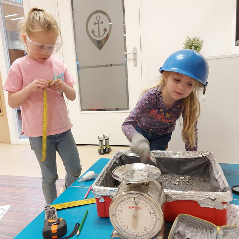 Kinderen experimenteren met meten en gewichten in OBS Het Anker in Wijk bij Duurstede.