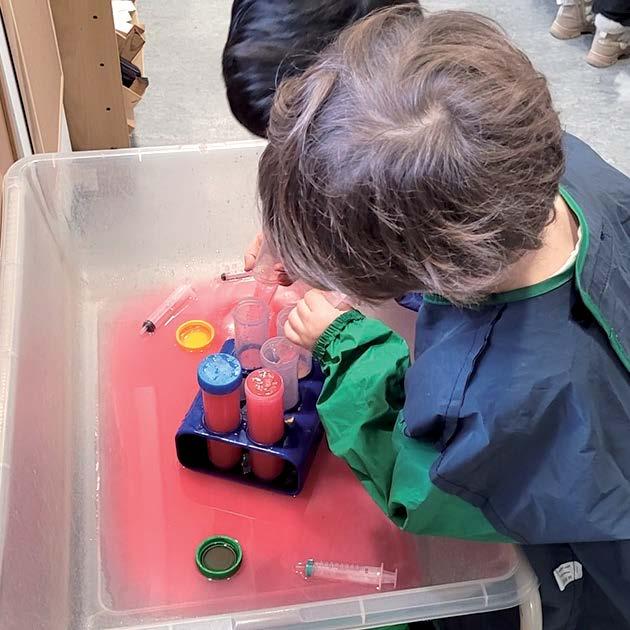 Kinderen experimenteren met vloeistoffen in een educatieve activiteit bij De Wegwijzer in Lomm. Kinderen experimenteren met vloeistoffen in een educatieve activiteit bij De Wegwijzer in Lomm.