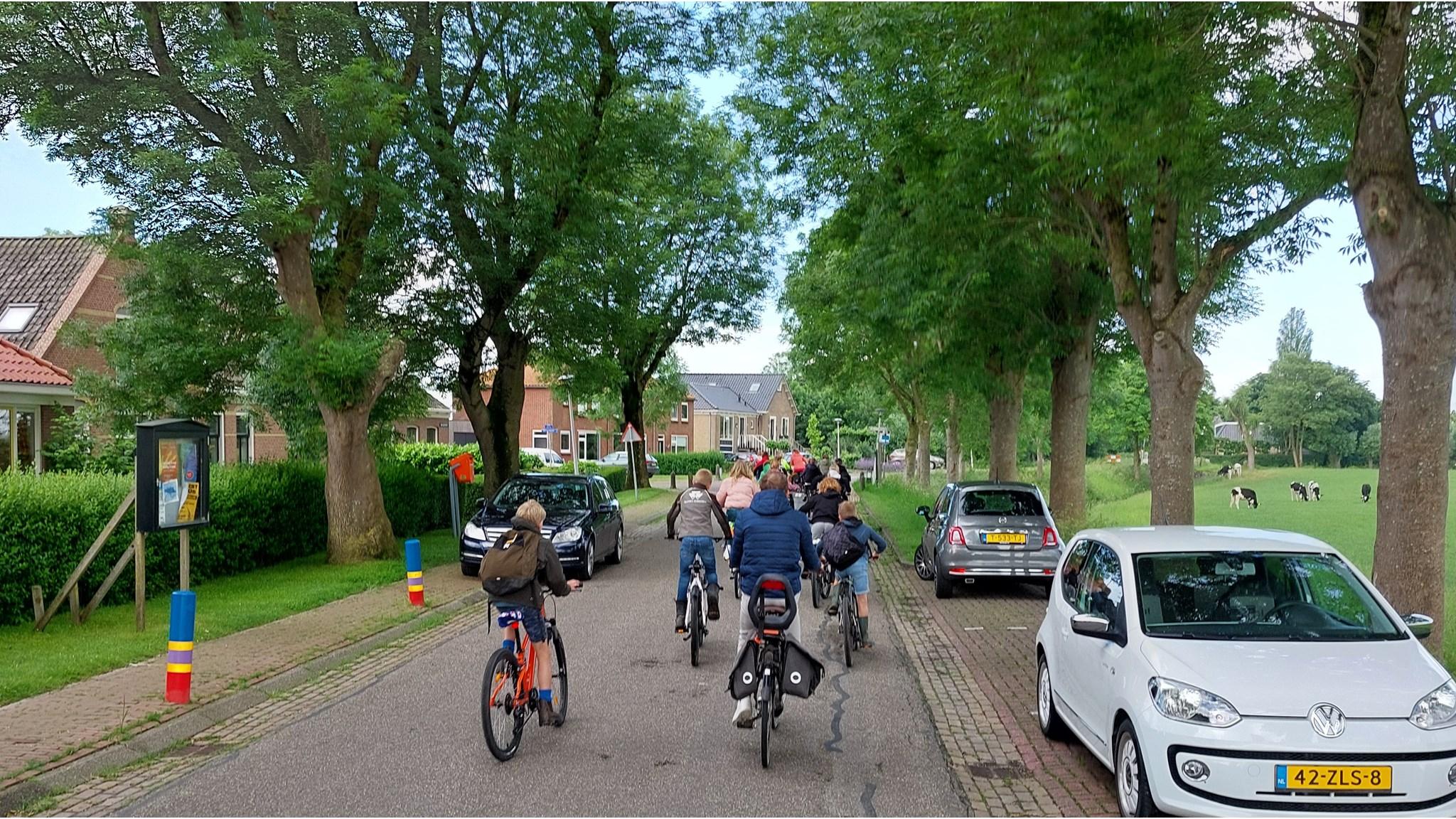 Kinderen fietsen naar het Sint Bonifacius Kindcentrum Reahûs in Reahûs. Kinderen fietsen naar het Sint Bonifacius Kindcentrum Reahûs in Reahûs.