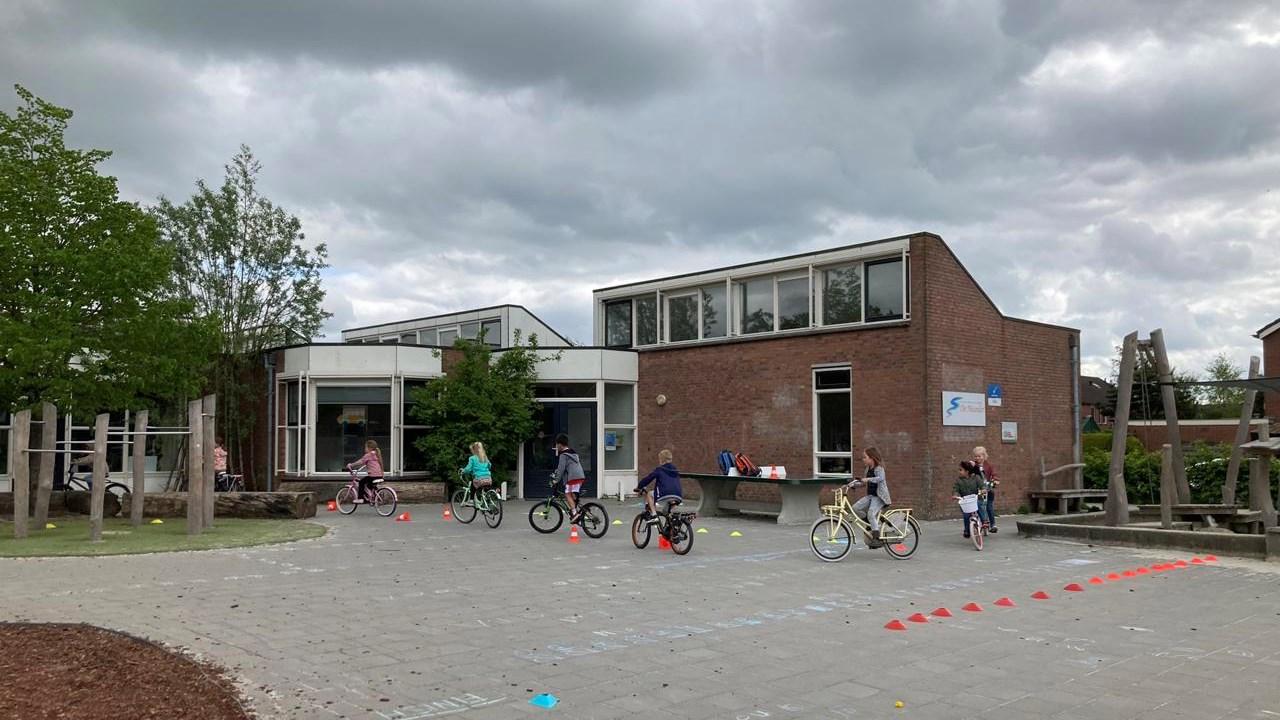 Kinderen fietsen op het schoolplein van Christelijke Basisschool De Meander in Sauwerd. Kinderen fietsen op het schoolplein van Christelijke Basisschool De Meander in Sauwerd.