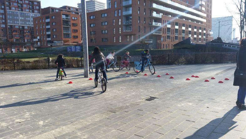 Kinderen fietsen op het schoolplein van Parkschool in Delft. Kinderen fietsen op het schoolplein van Parkschool in Delft.