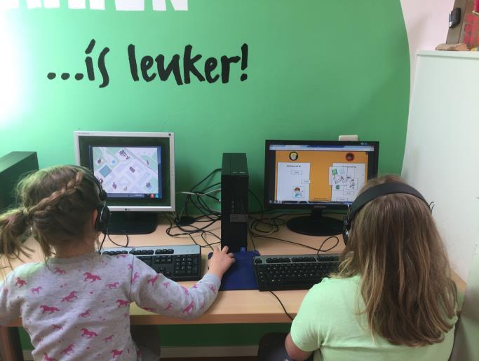 Kinderen gebruiken computers voor educatieve doeleinden op Dorpsschool Halle in Halle. Kinderen gebruiken computers voor educatieve doeleinden op Dorpsschool Halle in Halle.