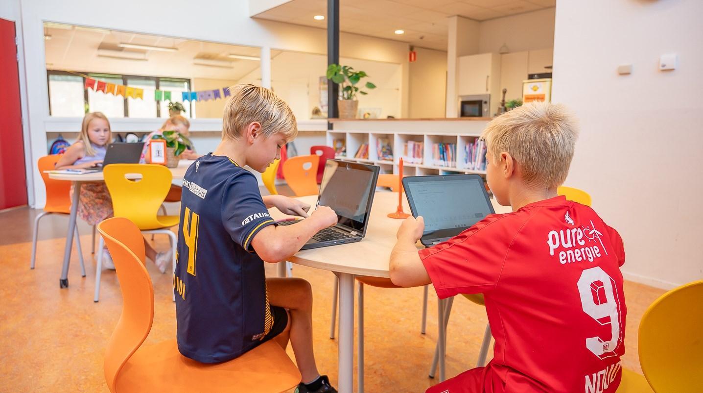 Kinderen gebruiken laptops in de klas van Daltonschool Willibrordus in Ruurlo. Kinderen gebruiken laptops in de klas van Daltonschool Willibrordus in Ruurlo.