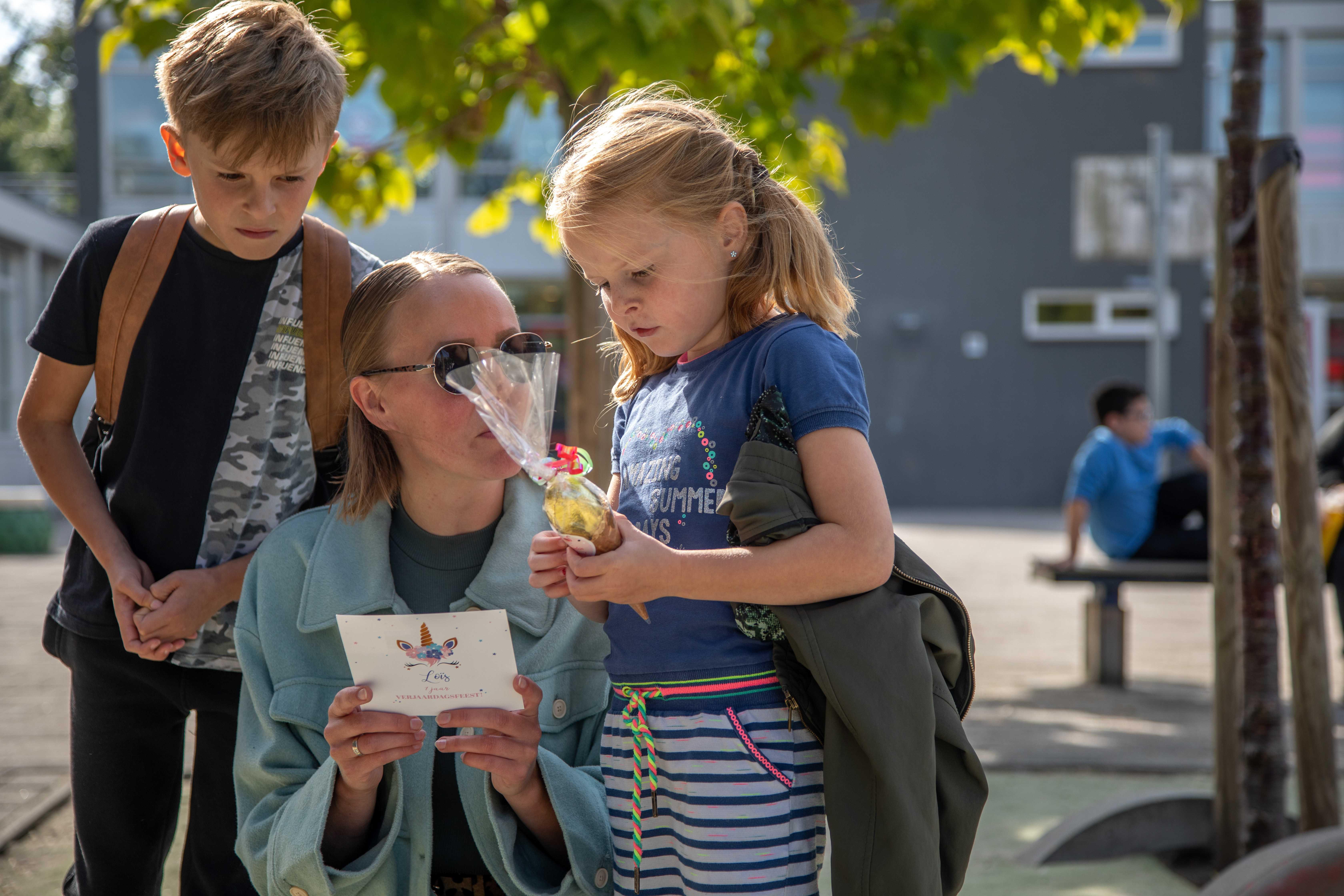Kinderen genieten op het schoolplein van Kbs Weilust in Breda. Kinderen genieten op het schoolplein van Kbs Weilust in Breda.