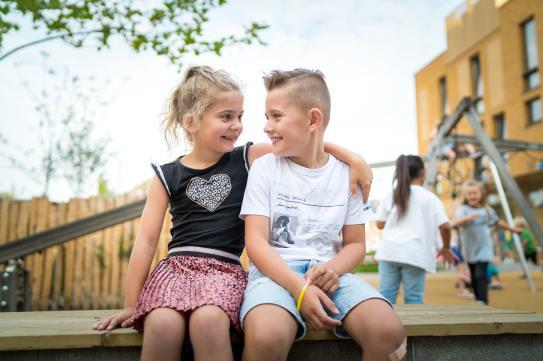 Kinderen genieten samen op het schoolplein van Protestants Christelijke Basisschool het Kompas in Krimpen aan den IJssel. Kinderen genieten samen op het schoolplein van Protestants Christelijke Basisschool het Kompas in Krimpen aan den IJssel.
