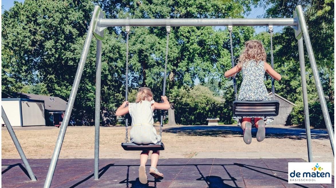 Kinderen genieten van de schommels op het schoolplein van Basisschool De Maten in Oldenzaal. Kinderen genieten van de schommels op het schoolplein van Basisschool De Maten in Oldenzaal.