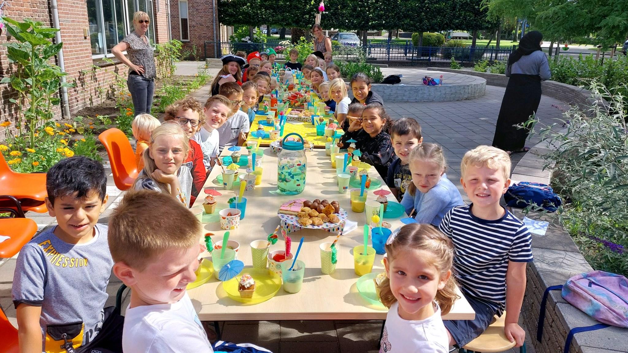 Kinderen genieten van een feestelijke lunch op het schoolplein van IKC De Stek in Est. Kinderen genieten van een feestelijke lunch op het schoolplein van IKC De Stek in Est.