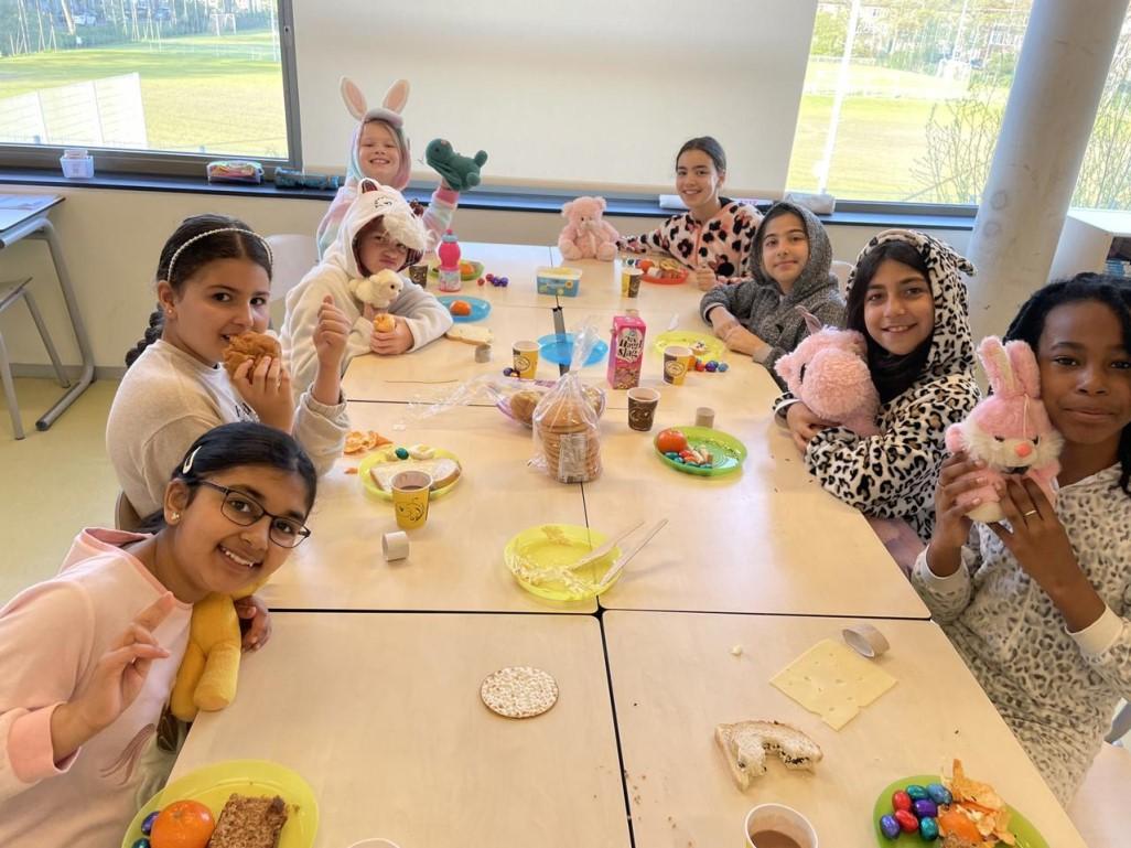 Kinderen genieten van een gezellige snackmoment in de Jan Ligthartschool in Den Haag. Kinderen genieten van een gezellige snackmoment in de Jan Ligthartschool in Den Haag.