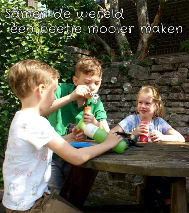 Kinderen genieten van een speelse activiteit op het schoolplein van De Leeuwerik in Rutten.