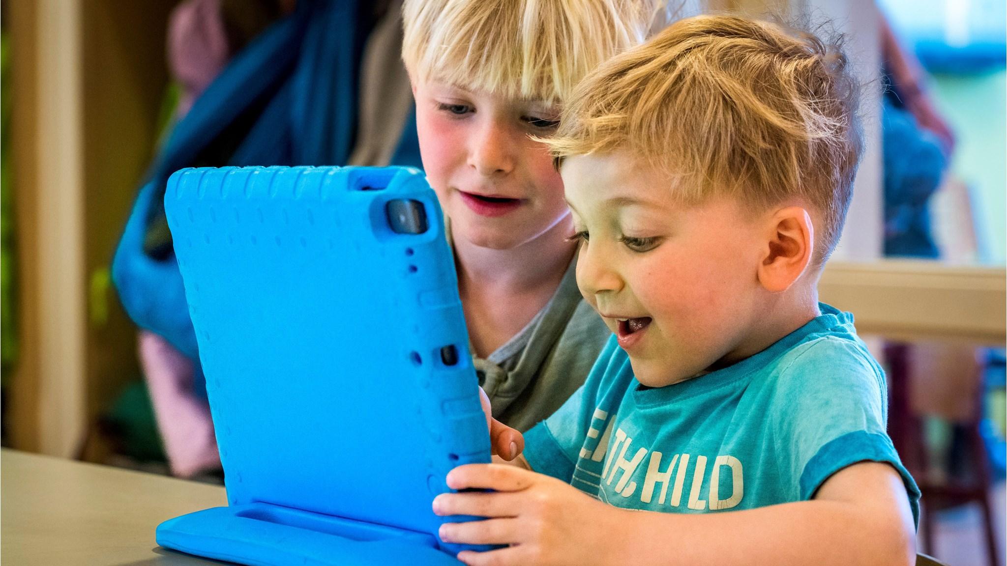 Kinderen genieten van een tablet in de klas van School Kastanjelaan in Leiderdorp. Kinderen genieten van een tablet in de klas van School Kastanjelaan in Leiderdorp.