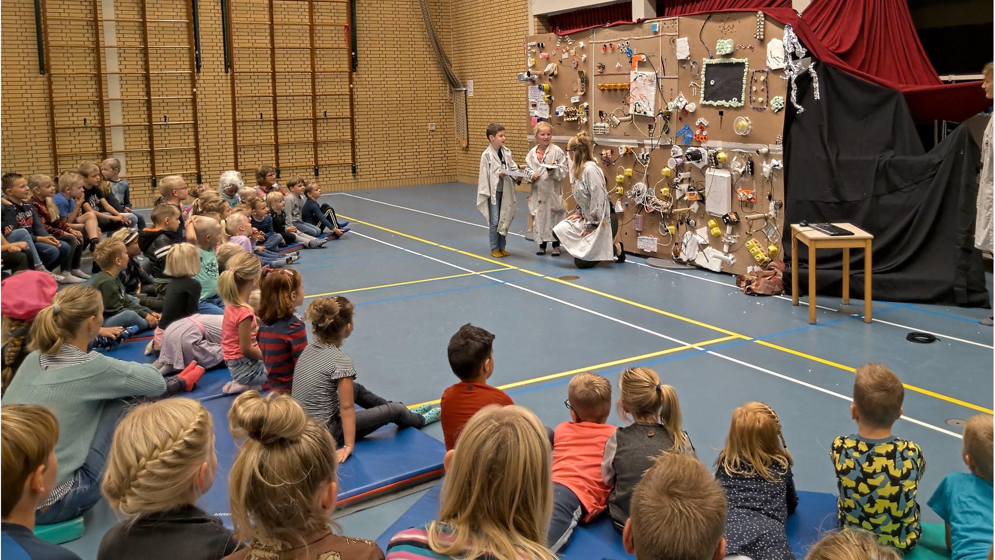 Kinderen genieten van een voorstelling in de gymzaal van Basisschool St Gregorius in Blauwhuis. Kinderen genieten van een voorstelling in de gymzaal van Basisschool St Gregorius in Blauwhuis.