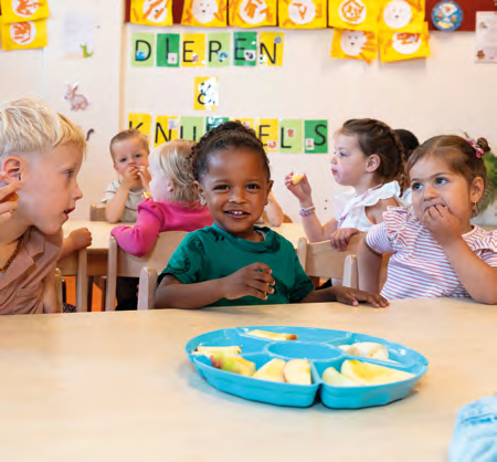 Kinderen genieten van fruit tijdens een activiteit op IKC de Driemaster in Hoek van Holland. Kinderen genieten van fruit tijdens een activiteit op IKC de Driemaster in Hoek van Holland.