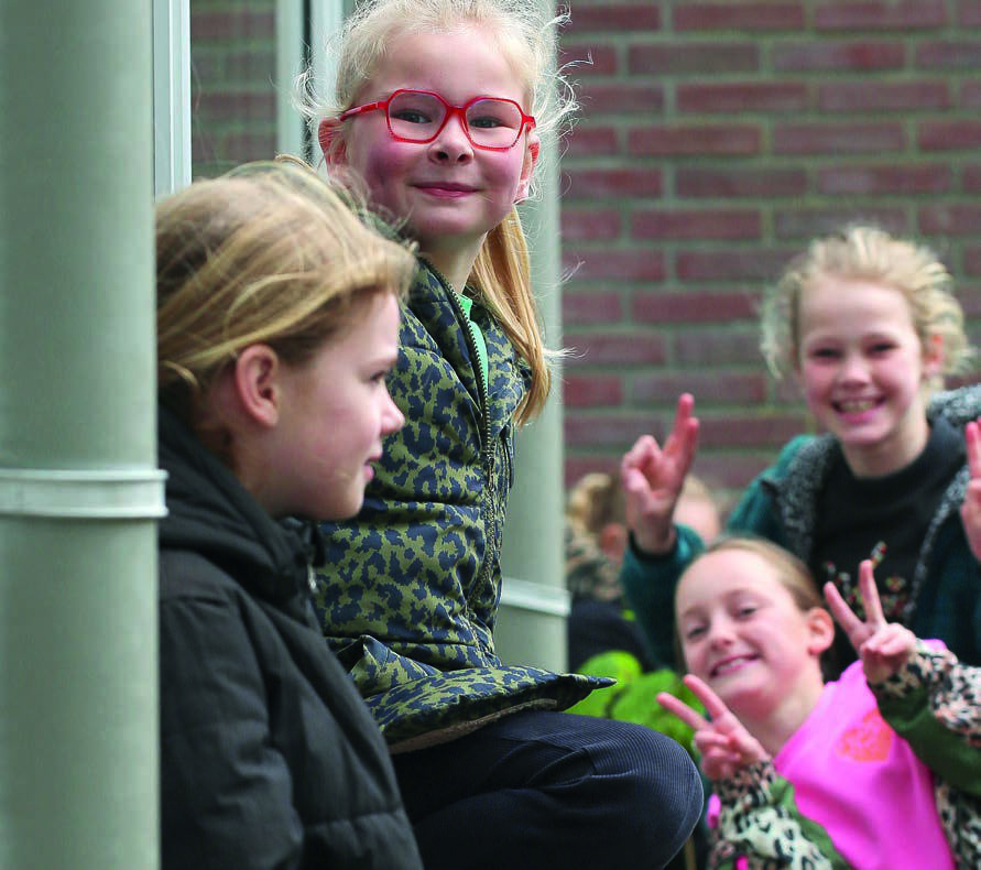 Kinderen genieten van het schoolplein van Christelijk Kindcentrum De Wiedewereld in Sint Jansklooster. Kinderen genieten van het schoolplein van Christelijk Kindcentrum De Wiedewereld in Sint Jansklooster.