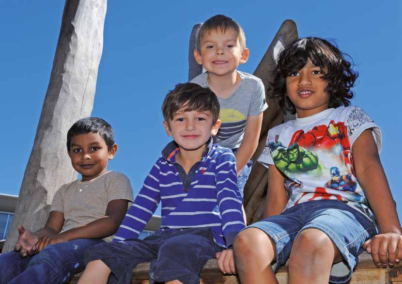 Kinderen genieten van het schoolplein van de Amsterdam International Community School (AICS) in Amsterdam. Kinderen genieten van het schoolplein van de Amsterdam International Community School (AICS) in Amsterdam.