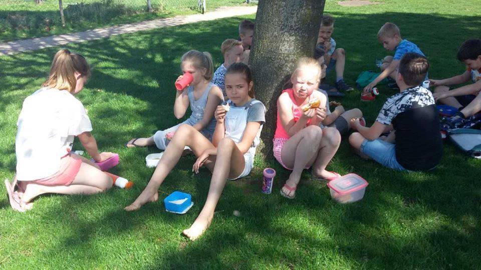 Kinderen genieten van hun lunch in het schoolplein van Dorpsschool Halle. Kinderen genieten van hun lunch in het schoolplein van Dorpsschool Halle.
