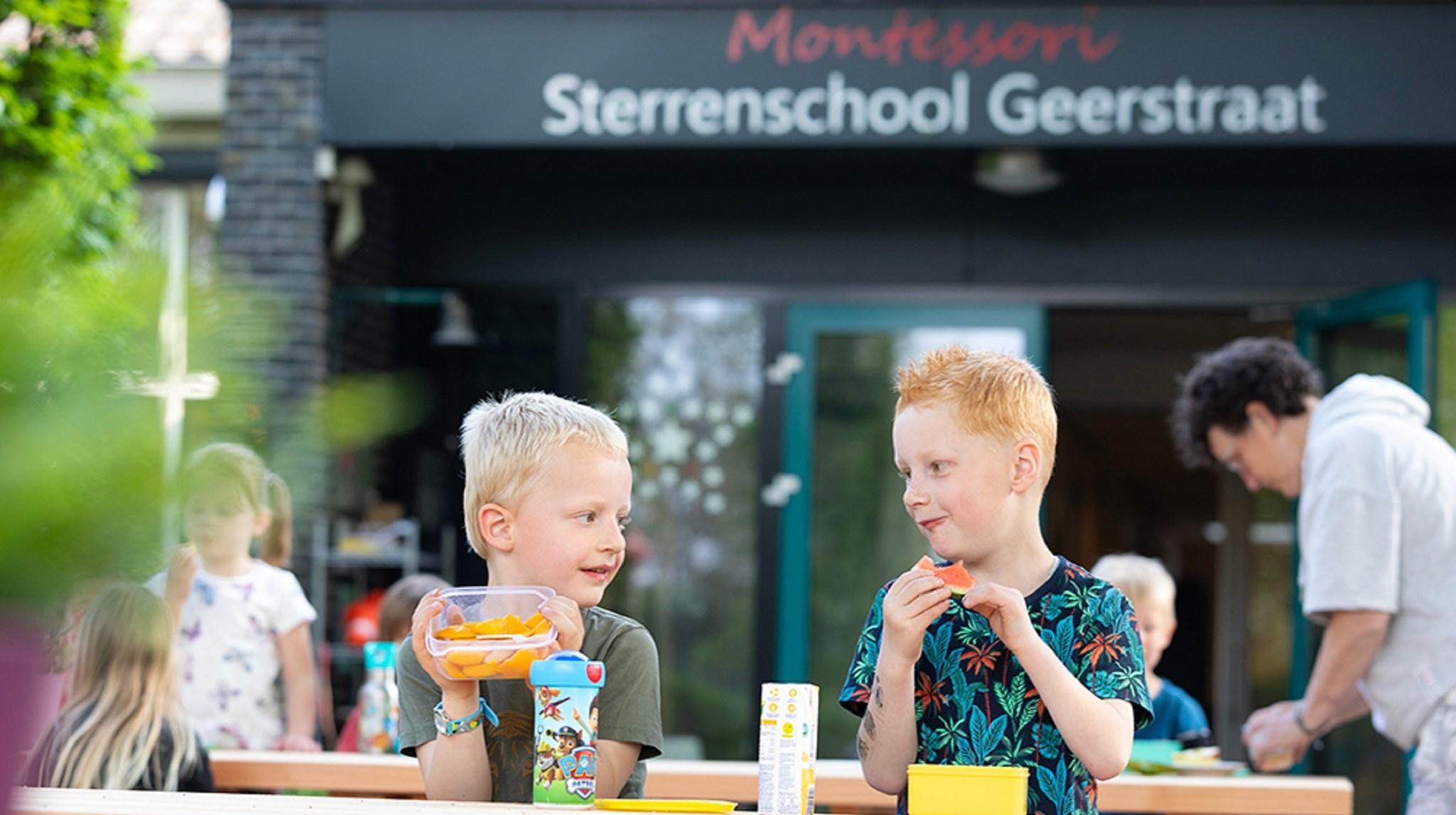 Kinderen genieten van hun lunch op het schoolplein van Montessori Sterrenschool Geerstraat in Vaassen. Kinderen genieten van hun lunch op het schoolplein van Montessori Sterrenschool Geerstraat in Vaassen.