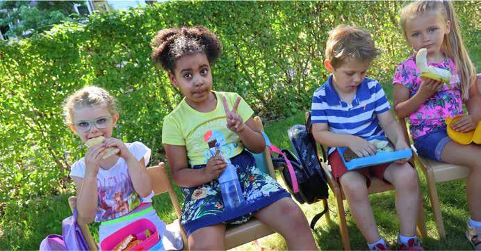 Kinderen genieten van hun pauze op het schoolplein van Basisschool De Vlinderboom in Maastricht. Kinderen genieten van hun pauze op het schoolplein van Basisschool De Vlinderboom in Maastricht.