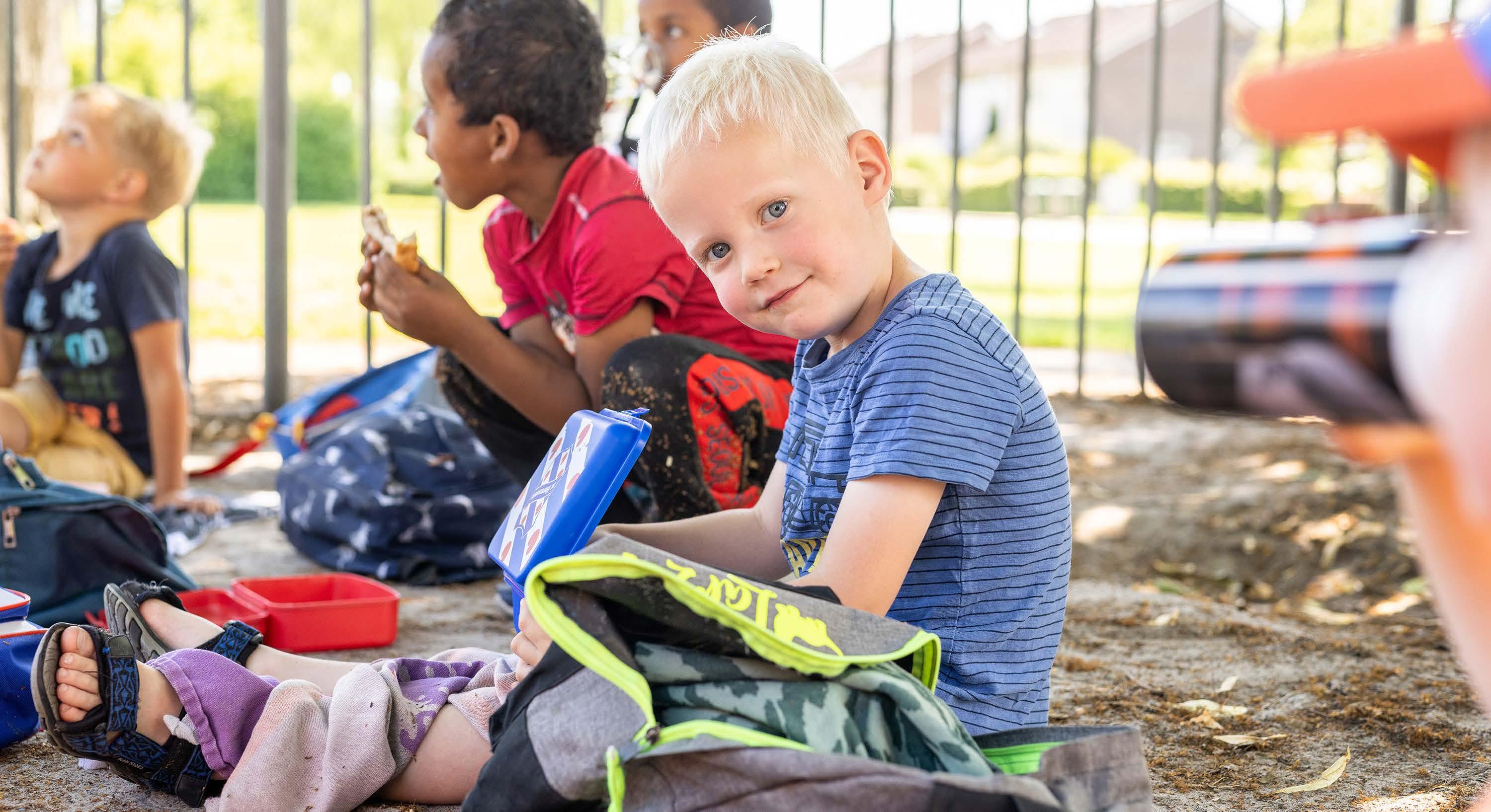 Kinderen genieten van hun pauze op het schoolplein van Christelijke Basisschool de Roerganger in Heerenveen. Kinderen genieten van hun pauze op het schoolplein van Christelijke Basisschool de Roerganger in Heerenveen.