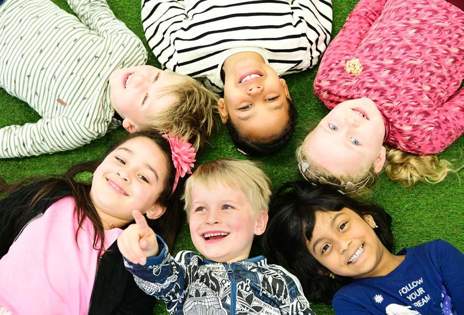Kinderen genieten van hun tijd op het schoolplein van Christelijke Basisschool Avonturijn in Hilversum. Kinderen genieten van hun tijd op het schoolplein van Christelijke Basisschool Avonturijn in Hilversum.