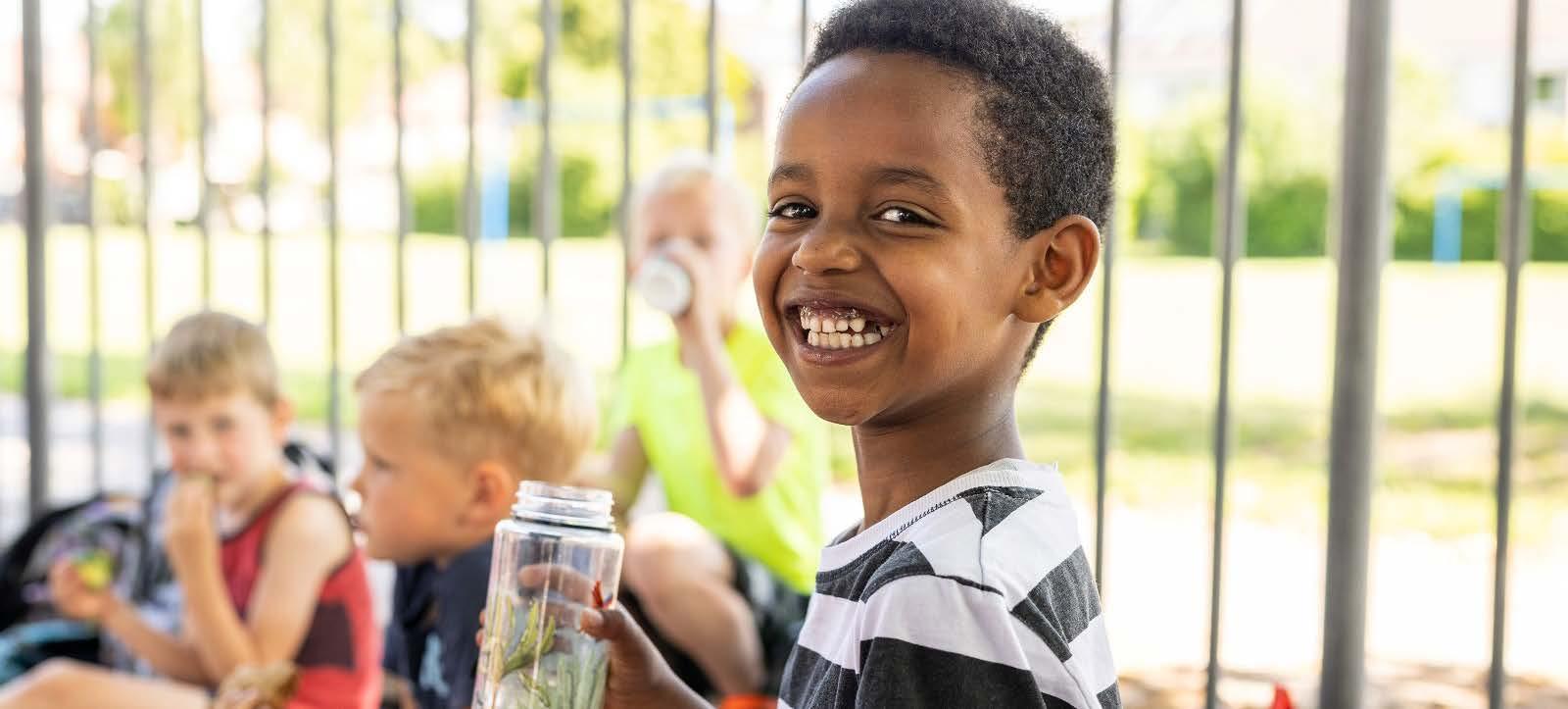 Kinderen genieten van hun tijd op het schoolplein van Christelijke Basisschool de Roerganger in Heerenveen. Kinderen genieten van hun tijd op het schoolplein van Christelijke Basisschool de Roerganger in Heerenveen.
