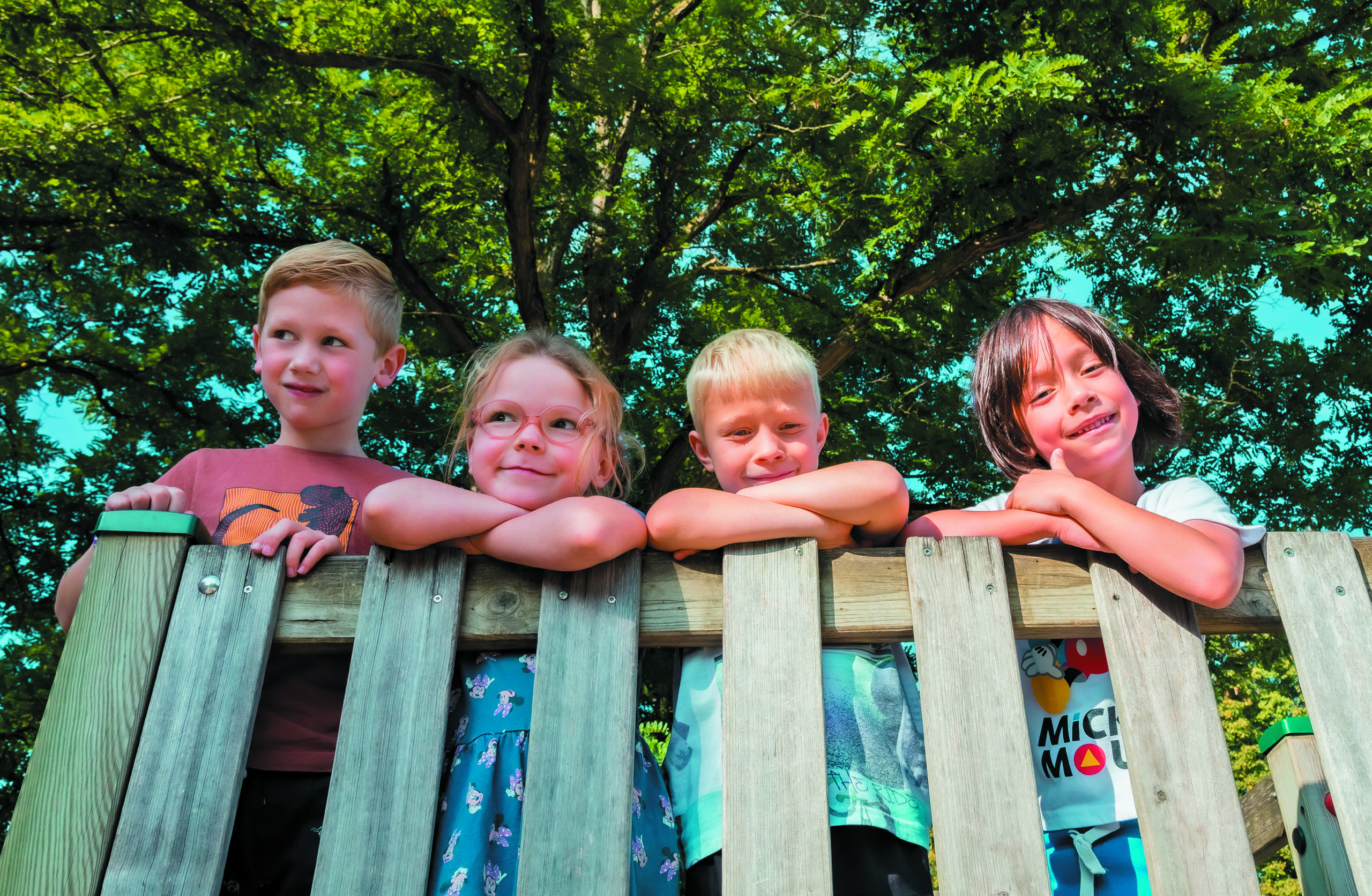 Kinderen genieten van hun tijd op het schoolplein van De Trompetvogel in Nieuwegein. Kinderen genieten van hun tijd op het schoolplein van De Trompetvogel in Nieuwegein.