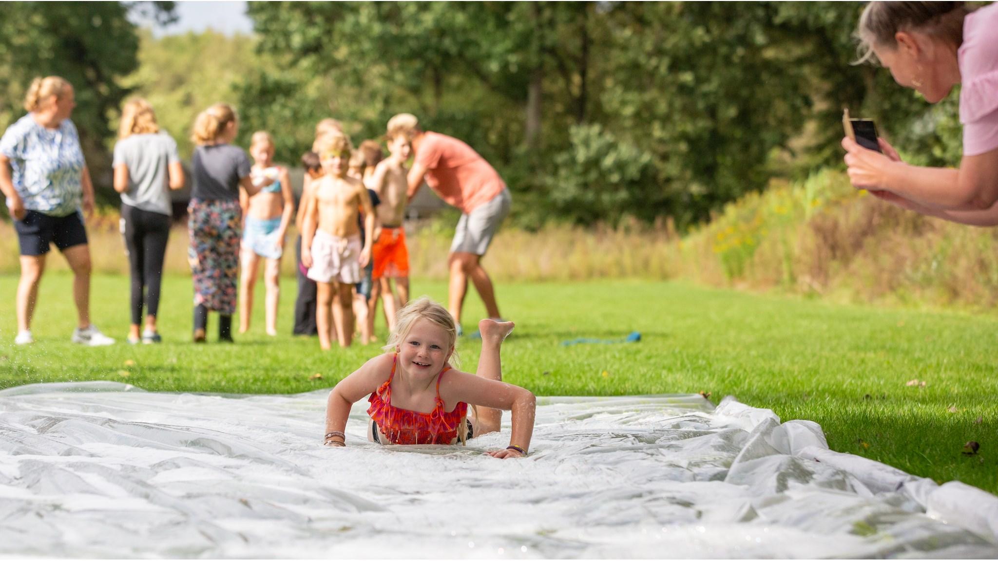Kinderen genieten van plezier op het schoolplein van Jenaplan Kindcentrum Sint Bonifatius in Dokkum. Kinderen genieten van plezier op het schoolplein van Jenaplan Kindcentrum Sint Bonifatius in Dokkum.