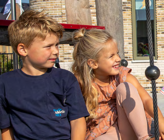 Kinderen glimlachen samen op het schoolplein van OBS Bentwijzer in Benthuizen. Kinderen glimlachen samen op het schoolplein van OBS Bentwijzer in Benthuizen.