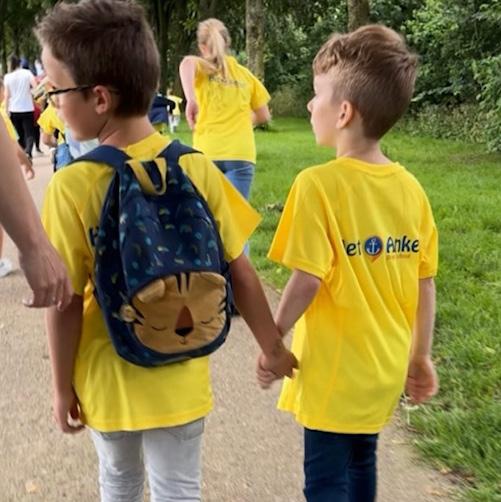 Kinderen hand in hand in gele t-shirts van OBS Het Anker tijdens een schoolactiviteit in Wijk bij Duurstede.