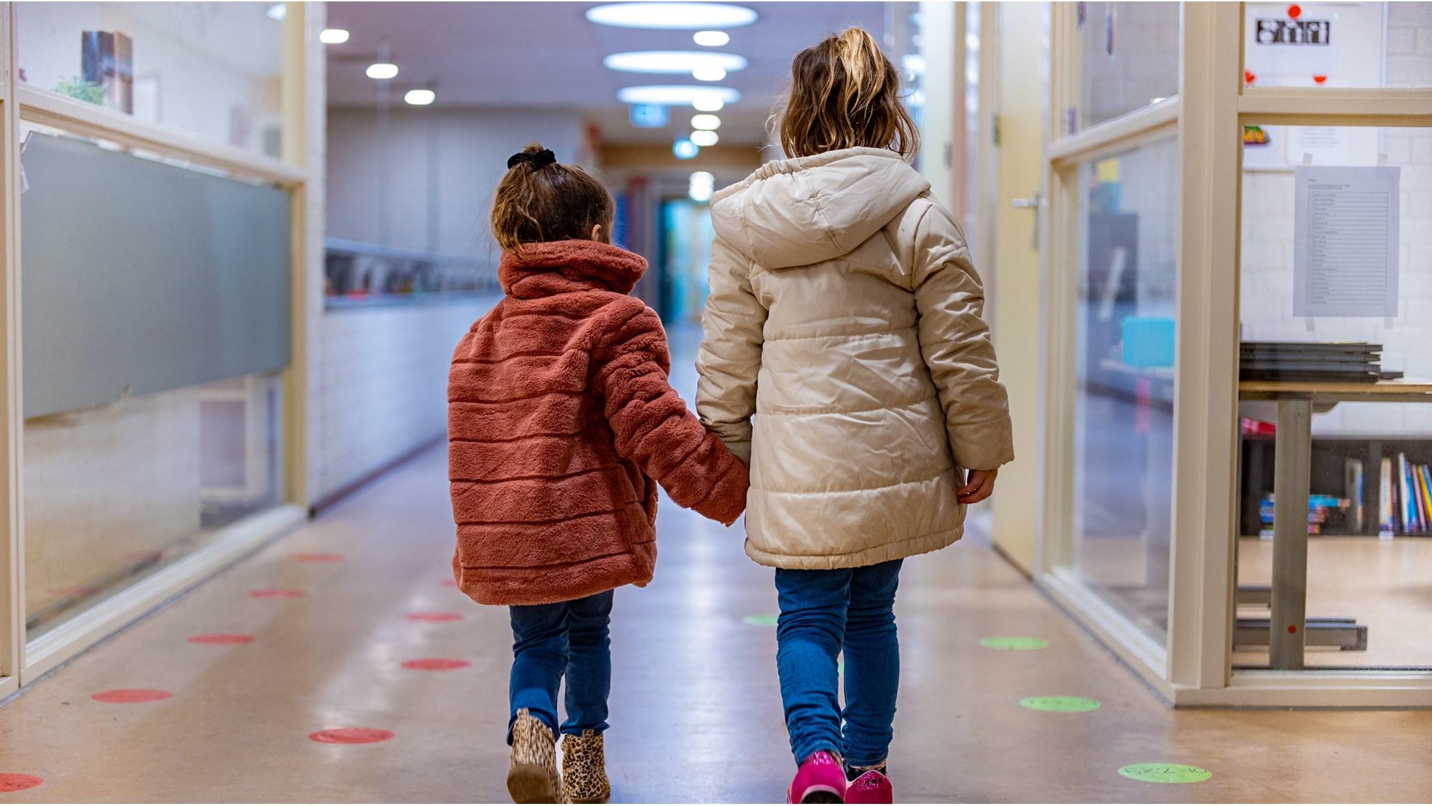Kinderen hand in hand lopen door de gang van Basisschool 't Maxend in Nistelrode. Kinderen hand in hand lopen door de gang van Basisschool 't Maxend in Nistelrode.