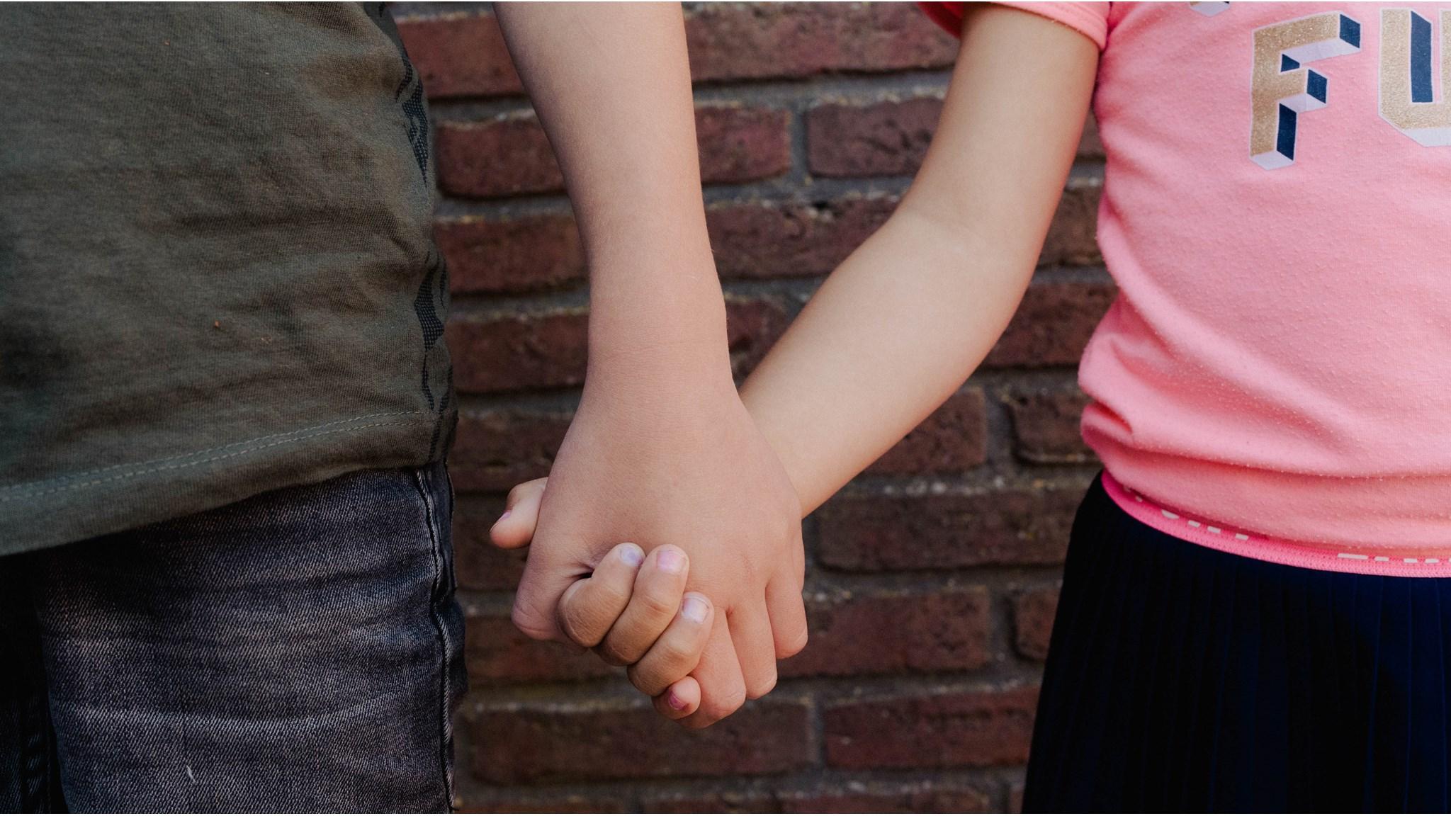 Kinderen hand in hand op de schoolplein van Basisschool Prins Willem-Alexander in Waarder. Kinderen hand in hand op de schoolplein van Basisschool Prins Willem-Alexander in Waarder.