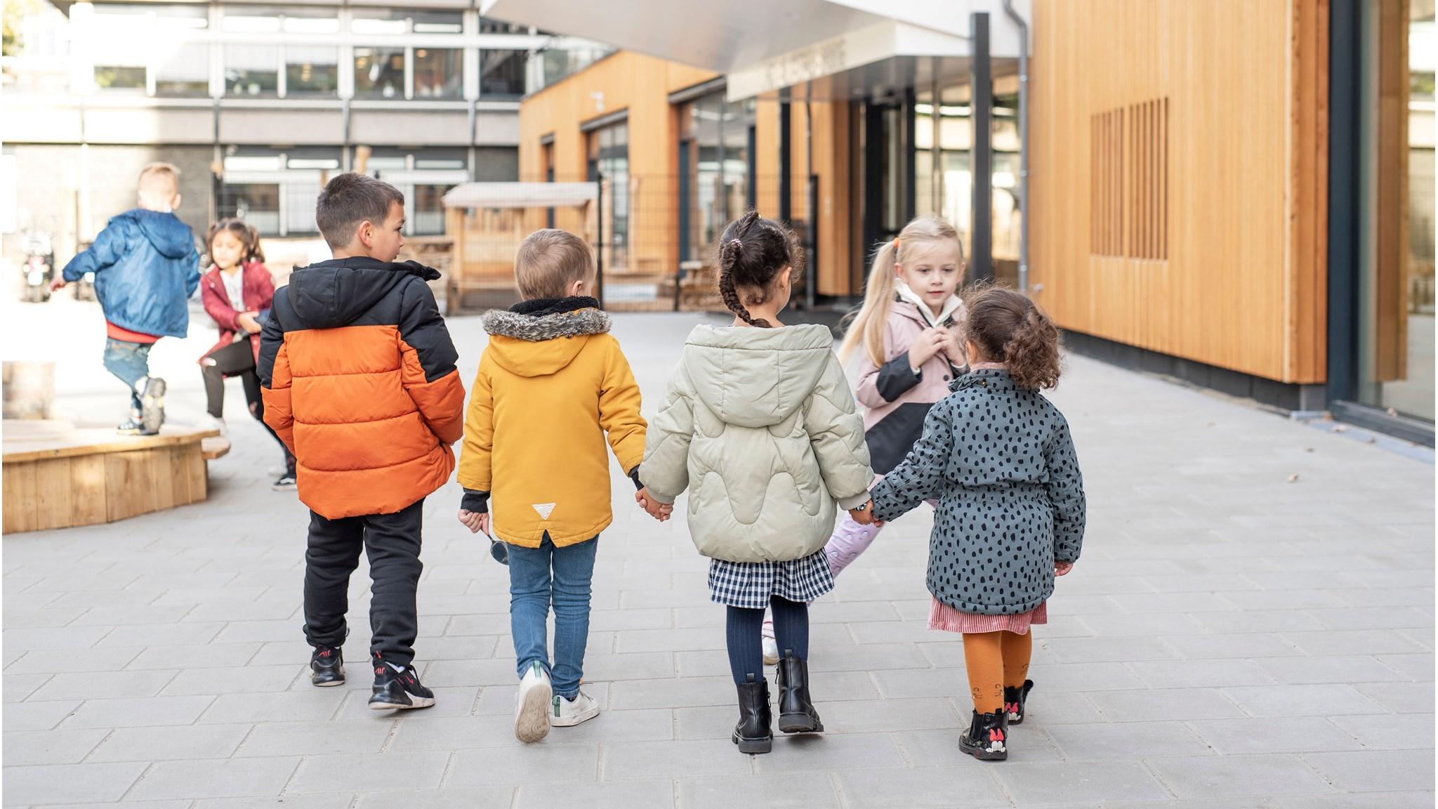 Kinderen hand in hand op het schoolplein van IKC De Regenboog Centrum/De Staart in Dordrecht. Kinderen hand in hand op het schoolplein van IKC De Regenboog Centrum/De Staart in Dordrecht.