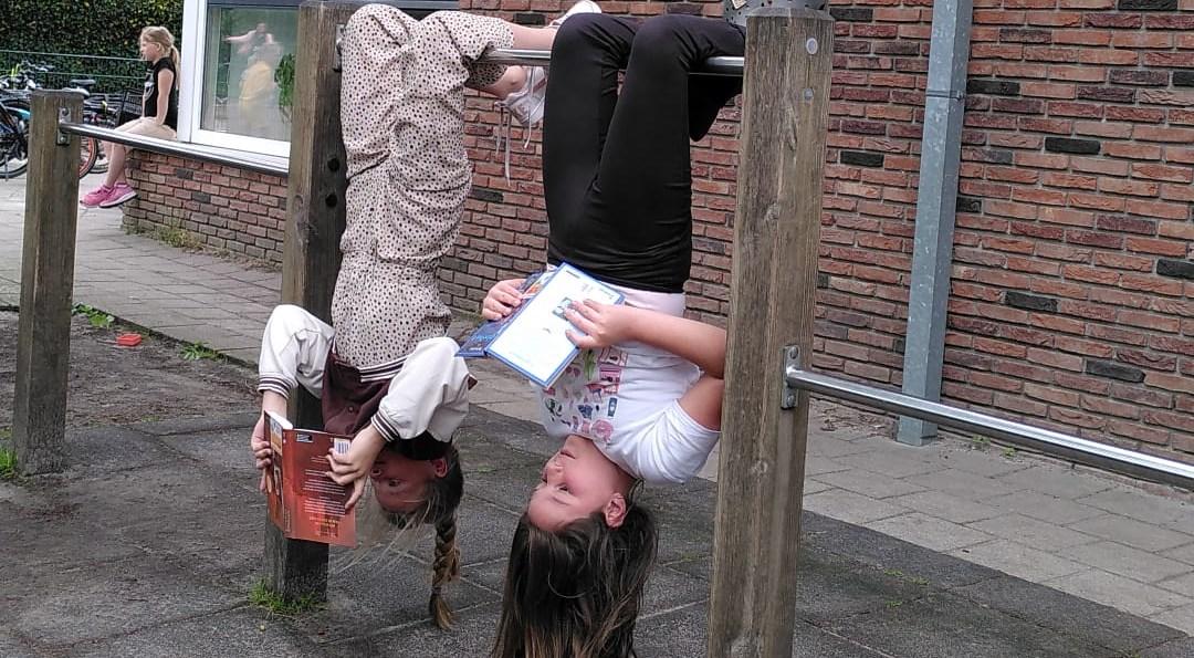 Kinderen hangen op het schoolplein van R.K. basisschool St. Josephschool in Hooglanderveen. Kinderen hangen op het schoolplein van R.K. basisschool St. Josephschool in Hooglanderveen.