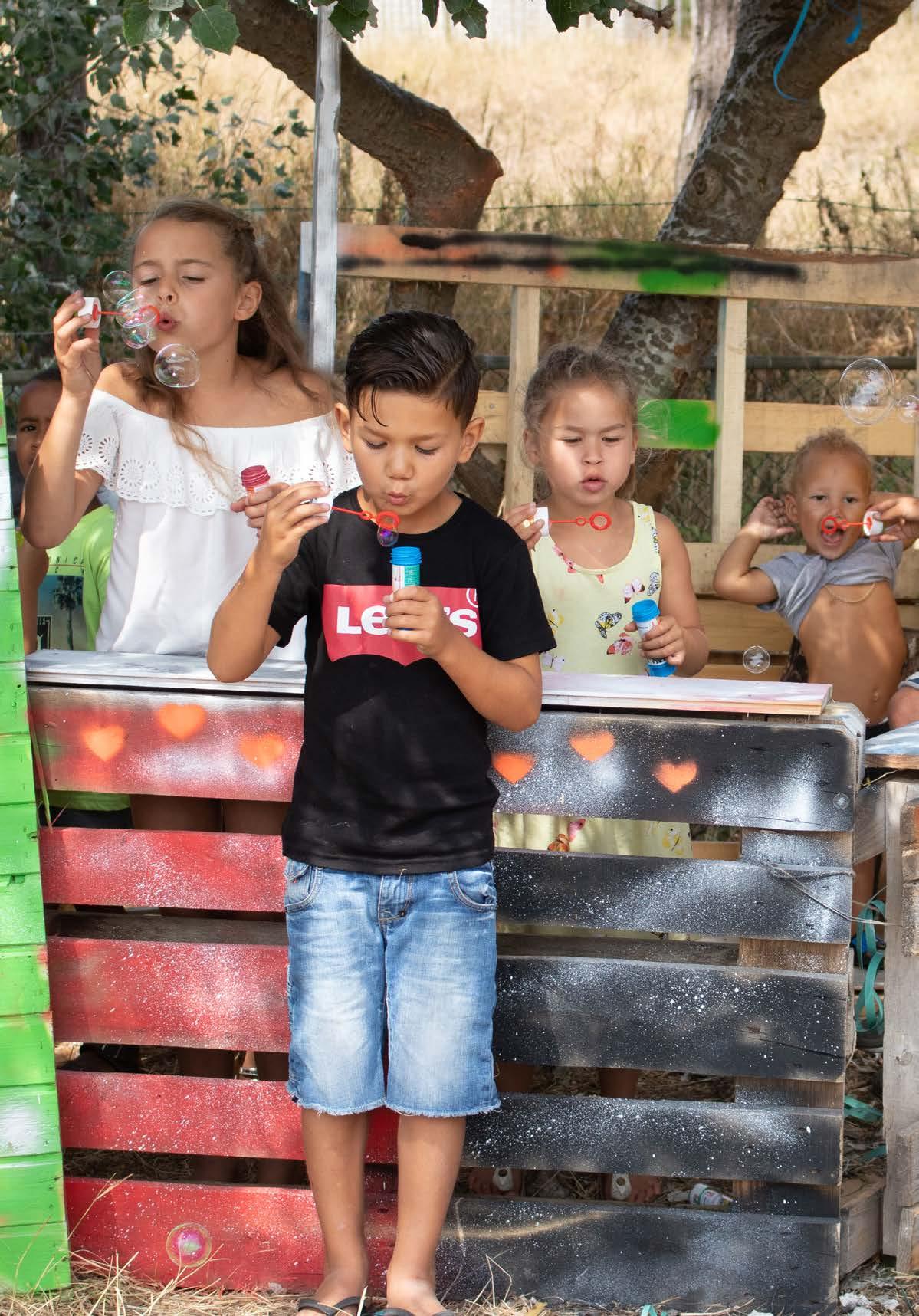 Kinderen hebben plezier met zeepbellen op het schoolplein van Openbare basischool De Zeevonk in Zandvoort. Kinderen hebben plezier met zeepbellen op het schoolplein van Openbare basischool De Zeevonk in Zandvoort.