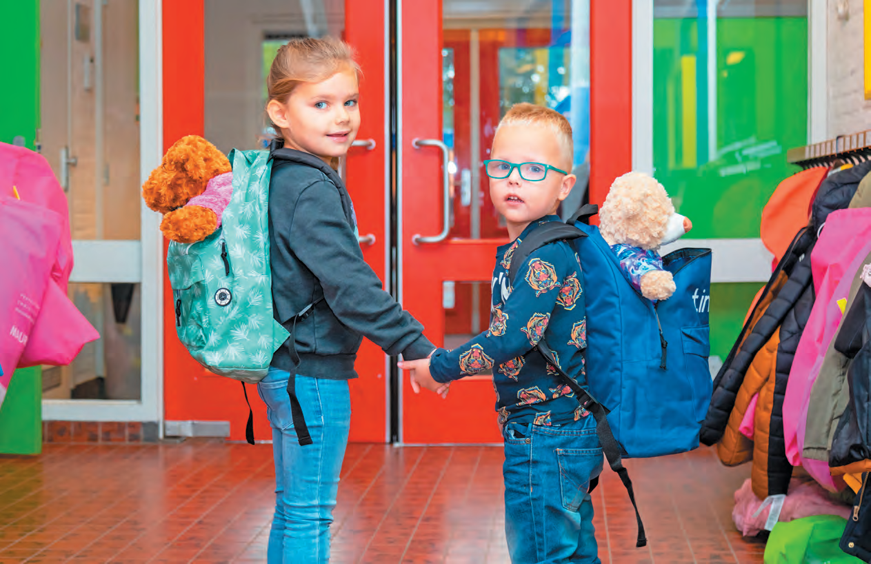 Kinderen houden elkaars hand vast bij de Mauritsschool in Nieuwegein. Kinderen houden elkaars hand vast bij de Mauritsschool in Nieuwegein.