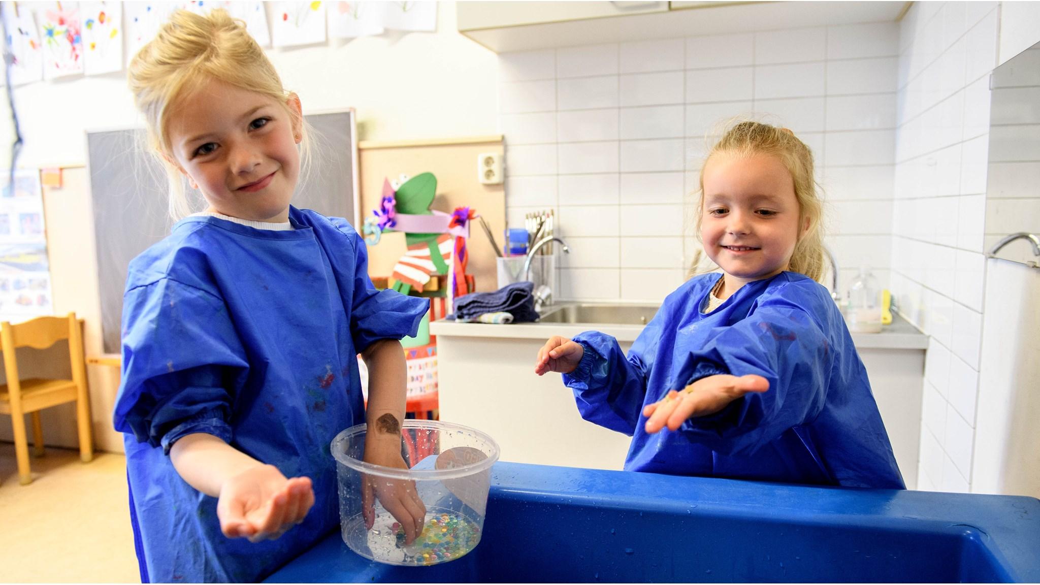 Kinderen in blauwe schorten experimenteren met water en materialen in de klas van Basisschool De Schelp in Wervershoof. Kinderen in blauwe schorten experimenteren met water en materialen in de klas van Basisschool De Schelp in Wervershoof.