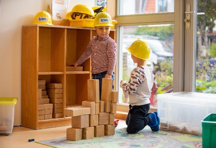 Kinderen in bouwhelmen spelen met blokken in het klaslokaal van Sterrenschool Hilversum. Kinderen in bouwhelmen spelen met blokken in het klaslokaal van Sterrenschool Hilversum.