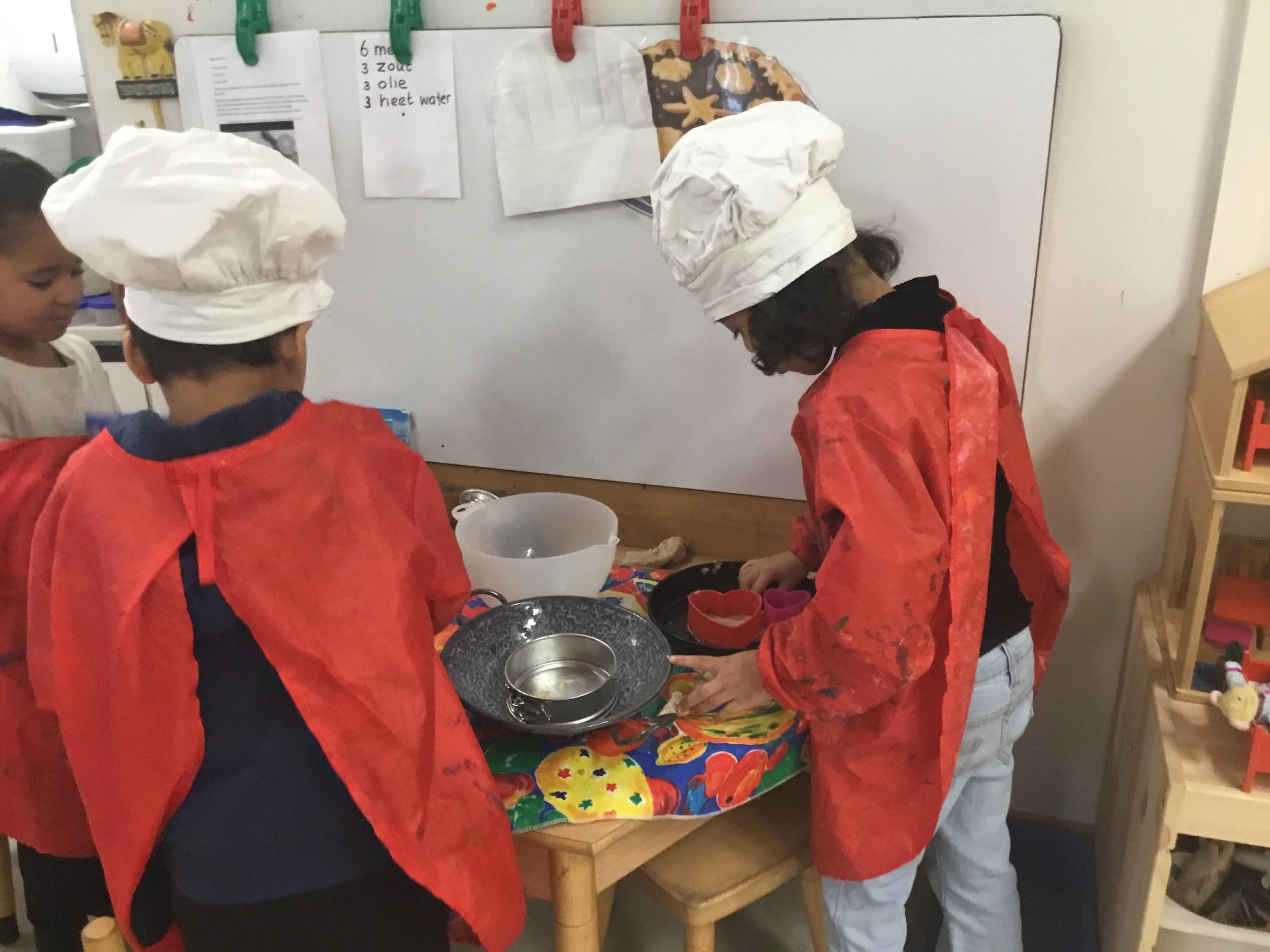 Kinderen in chef-koksoutfits spelen in de peuterklas van Basisschool Oostelijke Eilanden in Amsterdam. Kinderen in chef-koksoutfits spelen in de peuterklas van Basisschool Oostelijke Eilanden in Amsterdam.