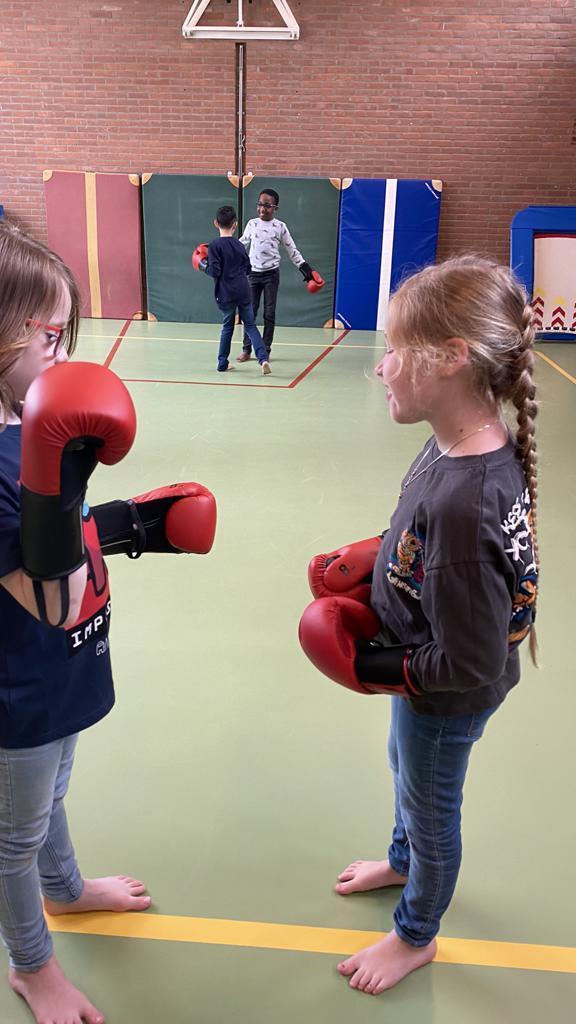 Kinderen in de A Willeboerschool in Rotterdam zijn bezig met boksen in de gymzaal. Kinderen in de A Willeboerschool in Rotterdam zijn bezig met boksen in de gymzaal.
