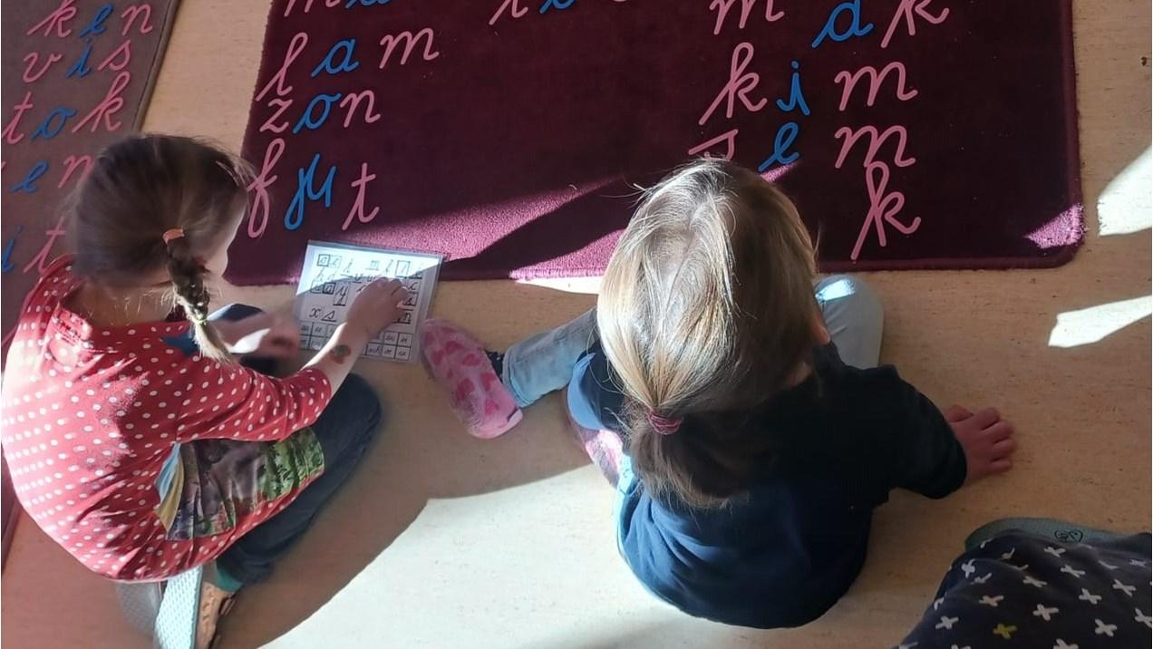 Kinderen in de Boerhaave School in Groningen leren met kleurrijke letters op de vloer. Kinderen in de Boerhaave School in Groningen leren met kleurrijke letters op de vloer.