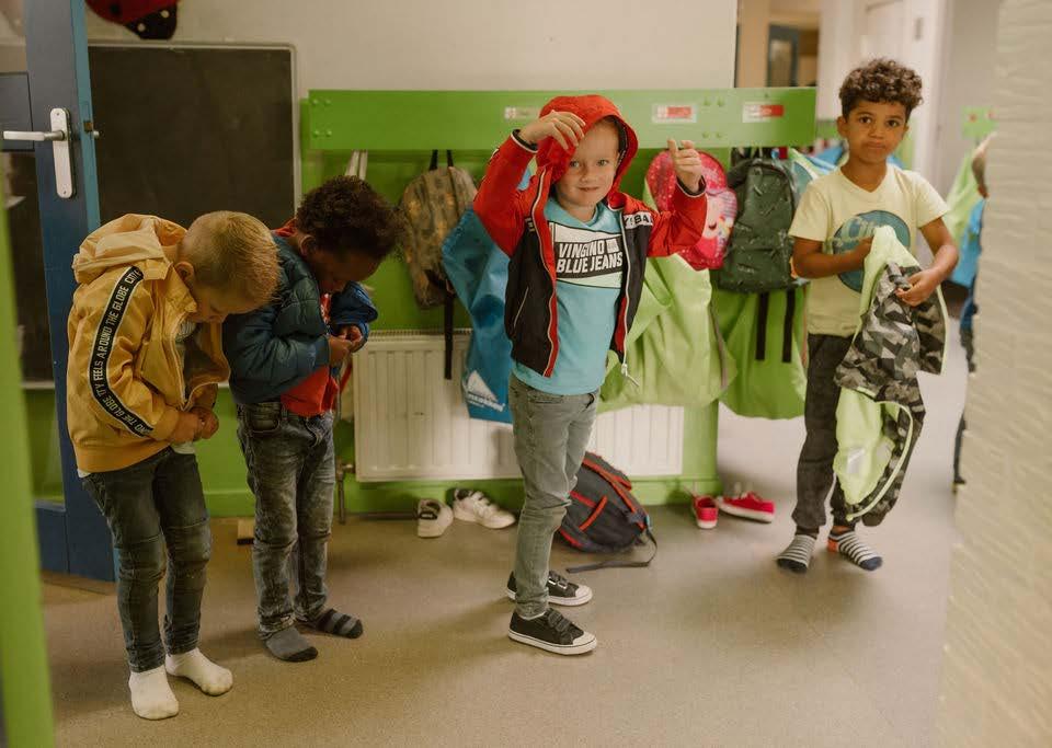Kinderen in de gang van Christelijke Basisschool de Roerganger in Heerenveen terwijl ze zich voorbereiden voor het schoolplein. Kinderen in de gang van Christelijke Basisschool de Roerganger in Heerenveen terwijl ze zich voorbereiden voor het schoolplein.