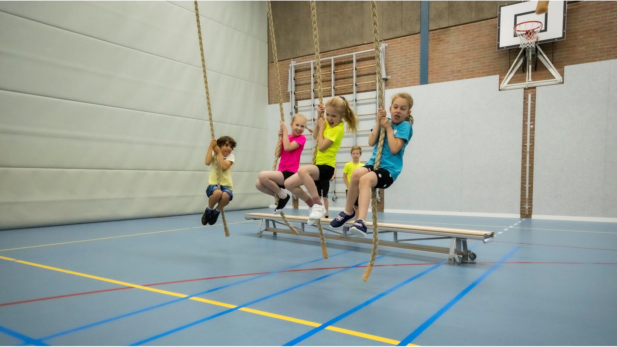 Kinderen in de gymzaal van de Johan Frisoschool in Woerden spelen enthousiast op touwen. Kinderen in de gymzaal van de Johan Frisoschool in Woerden spelen enthousiast op touwen.