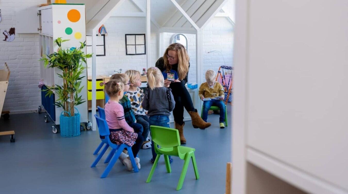 Kinderen in de klas van Christelijke Basisschool De Schakel in Dronten luisteren aandachtig naar een lerares. Kinderen in de klas van Christelijke Basisschool De Schakel in Dronten luisteren aandachtig naar een lerares.