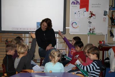 Kinderen in de klas van de Koning Davidschool in Ede stellen vragen aan de juf. Kinderen in de klas van de Koning Davidschool in Ede stellen vragen aan de juf.