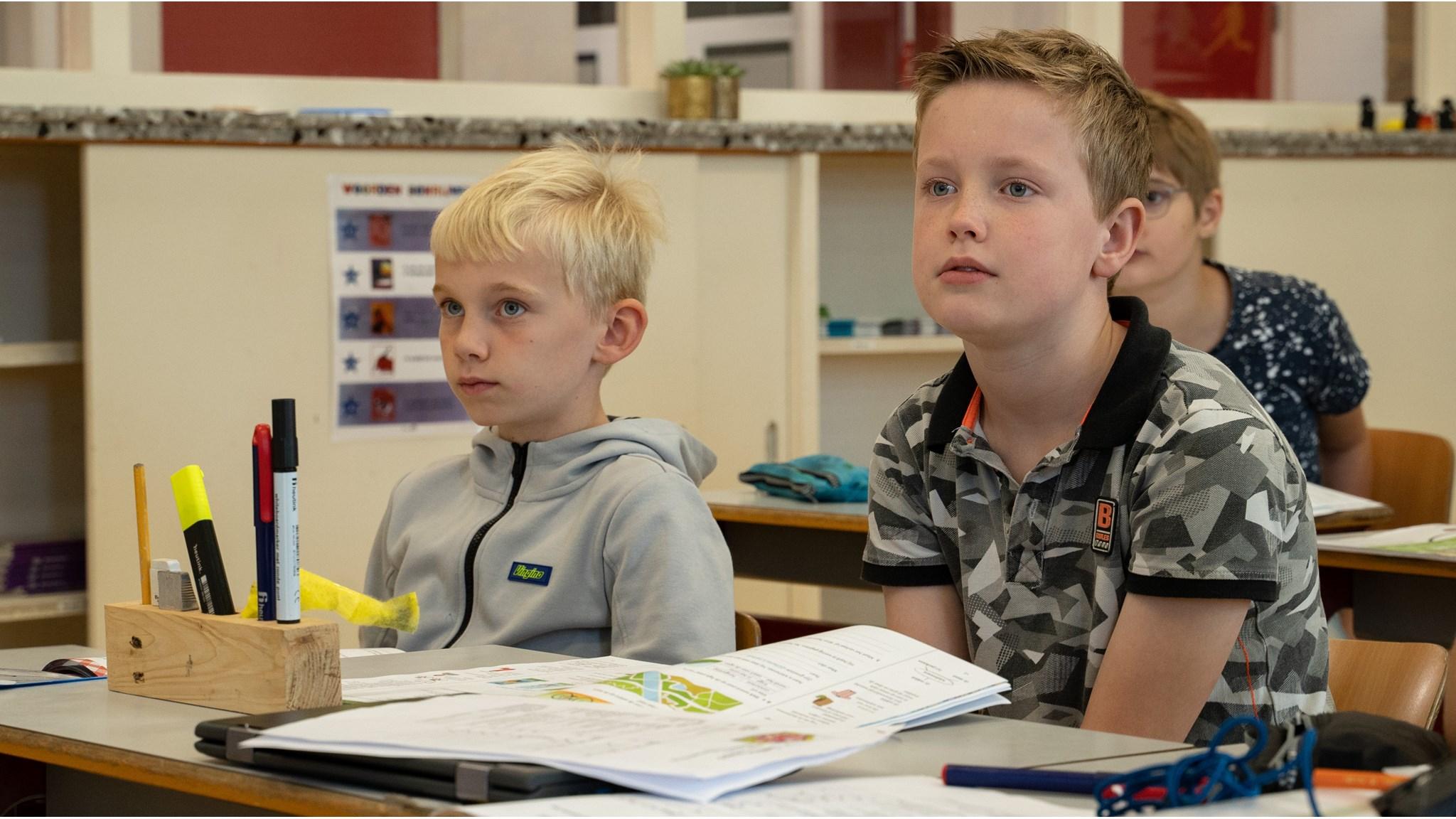 Kinderen in de klas van de Willibrord School in Denekamp, geconcentreerd op hun les. Kinderen in de klas van de Willibrord School in Denekamp, geconcentreerd op hun les.