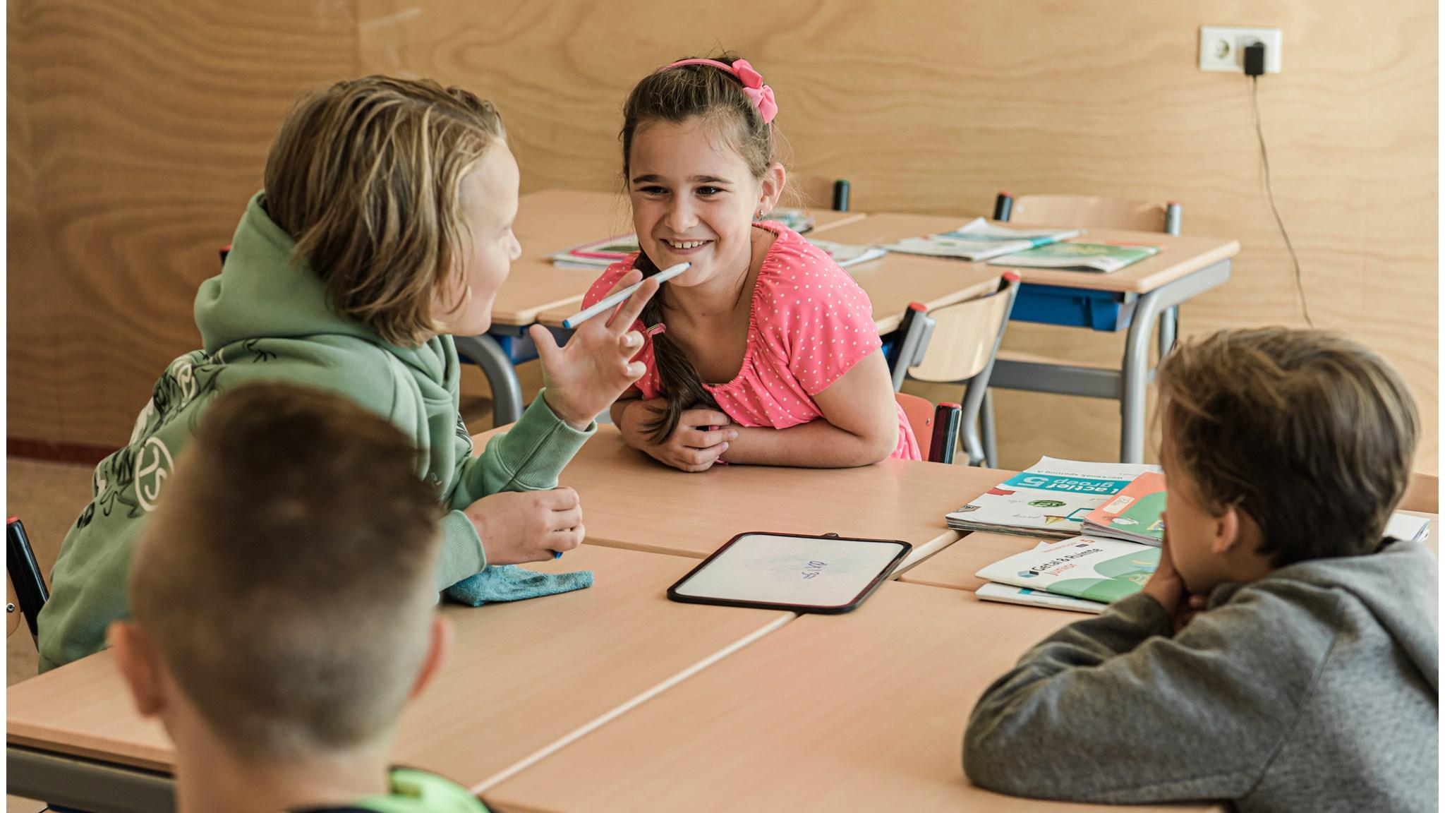 Kinderen in de klas van Oecumenische basisschool Trifolium in Purmerend aan het samenwerken en lachen. Kinderen in de klas van Oecumenische basisschool Trifolium in Purmerend aan het samenwerken en lachen.