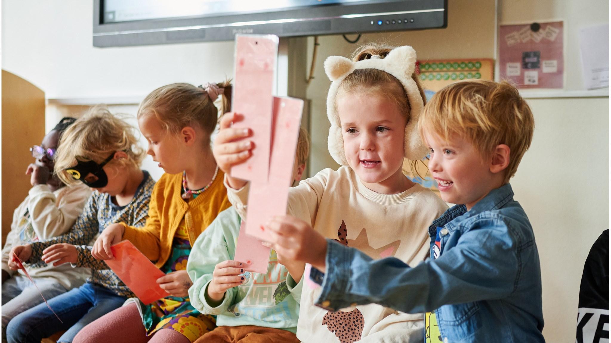 Kinderen in de klas van OJS De Petteflet in Groningen bekijken trots hun knutselwerkjes. Kinderen in de klas van OJS De Petteflet in Groningen bekijken trots hun knutselwerkjes.