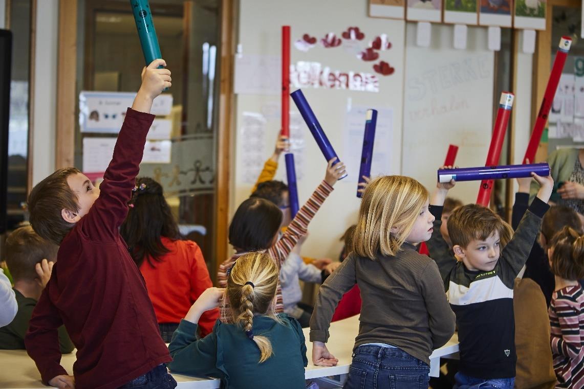 Kinderen in de klas van Rk Bs De Cramignon in Eijsden steken enthousiast hun handen omhoog. Kinderen in de klas van Rk Bs De Cramignon in Eijsden steken enthousiast hun handen omhoog.